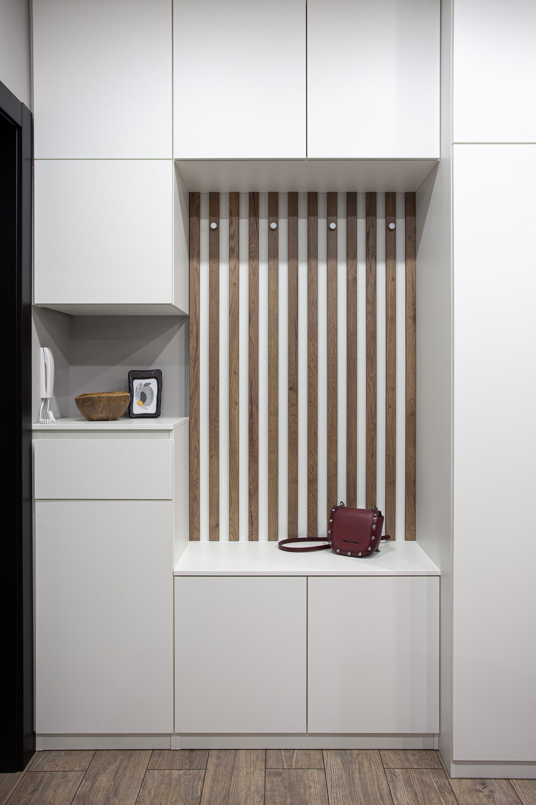 Белая прихожая с деревянными рейками