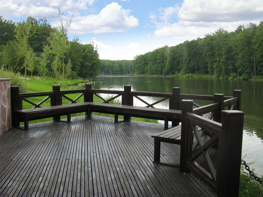 Площадка уединенного отдыха у воды
