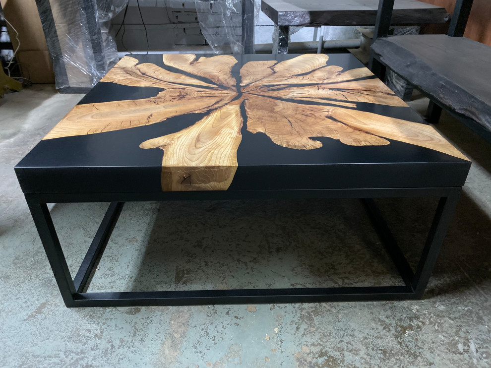 Журнальный стол из ореха