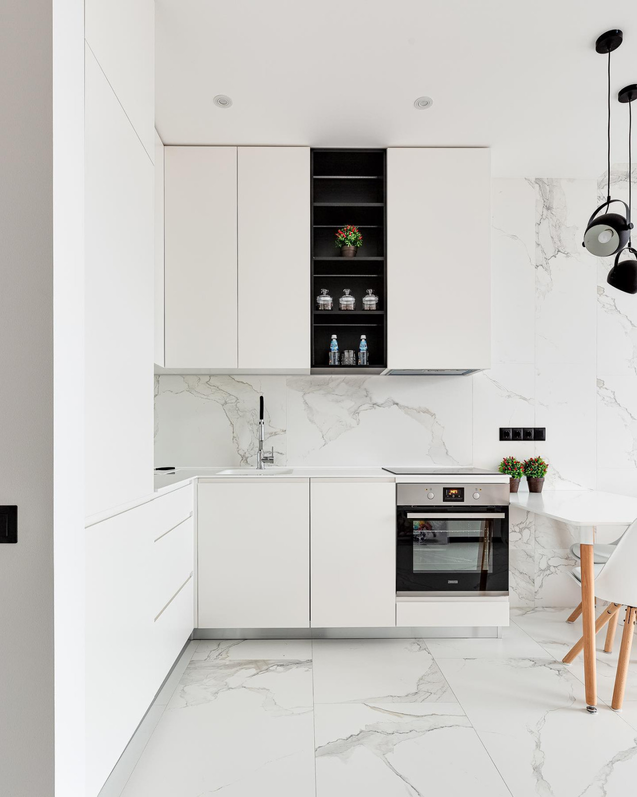 Белая кухня в студии