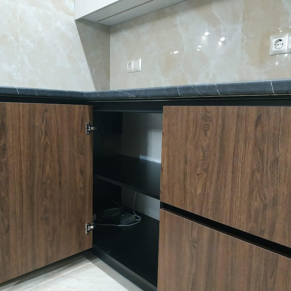 Большая темная кухня с барной стойкой в частный дом