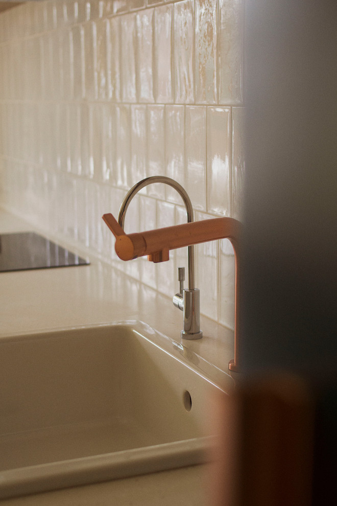 Изумрудная кухня в частном доме