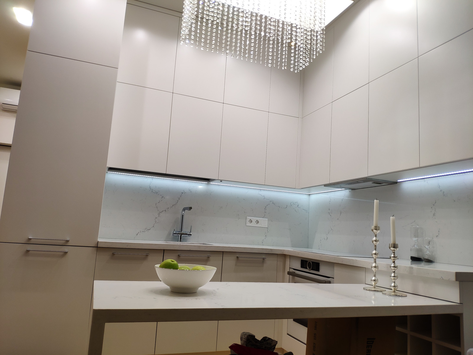 Мал, да удал: принципы минимализма в мебели.