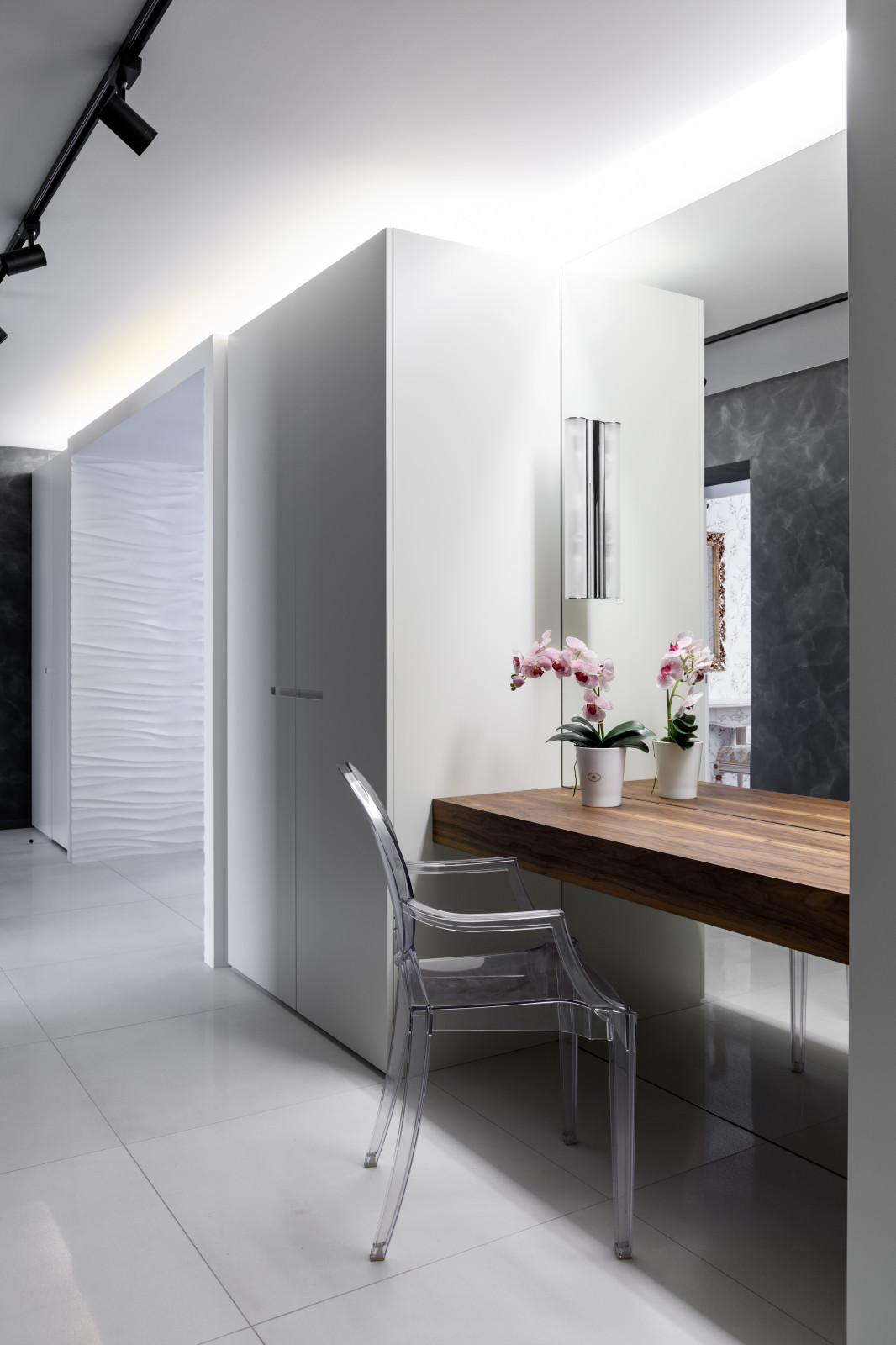 Стильная черно-белая квартира в Новосибирске