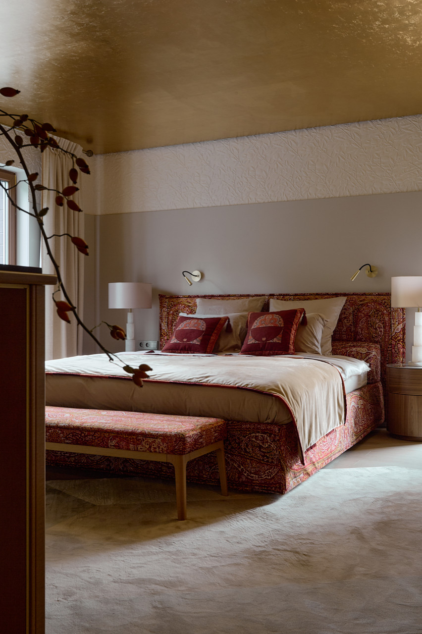 Мастер-спальня в розовом золоте