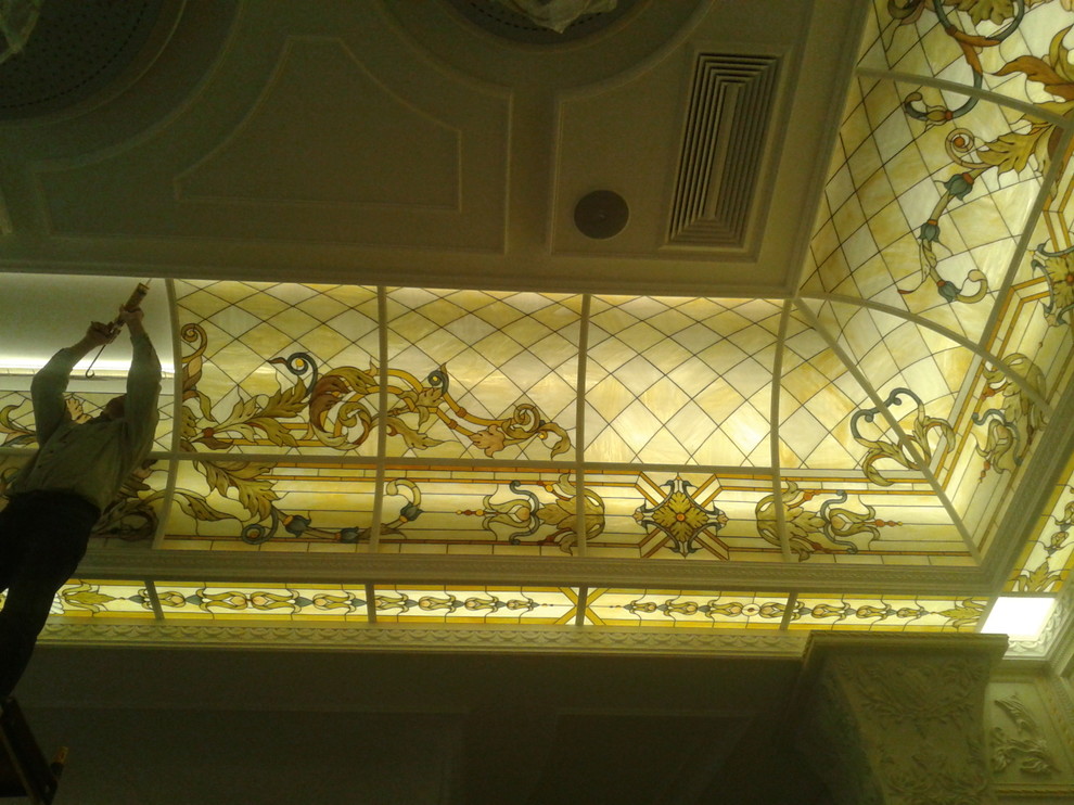 Гнутый потолок в гостиной частного дома