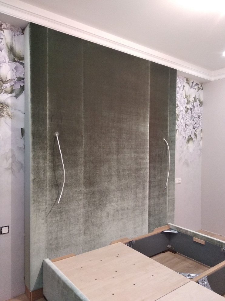 Оливковая бархатная кровать с высоким изголовьем