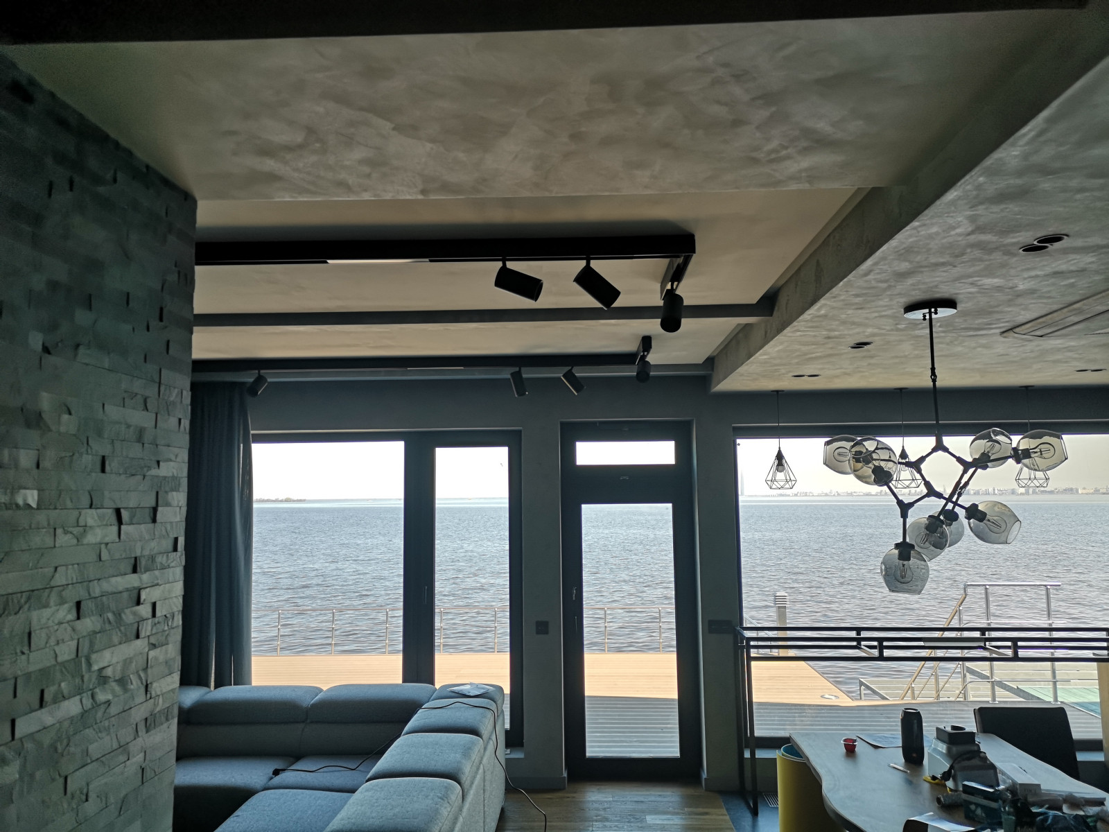 Обложка проекта: Частный дом на берегу залива. Отделка декоративной штукатуркой