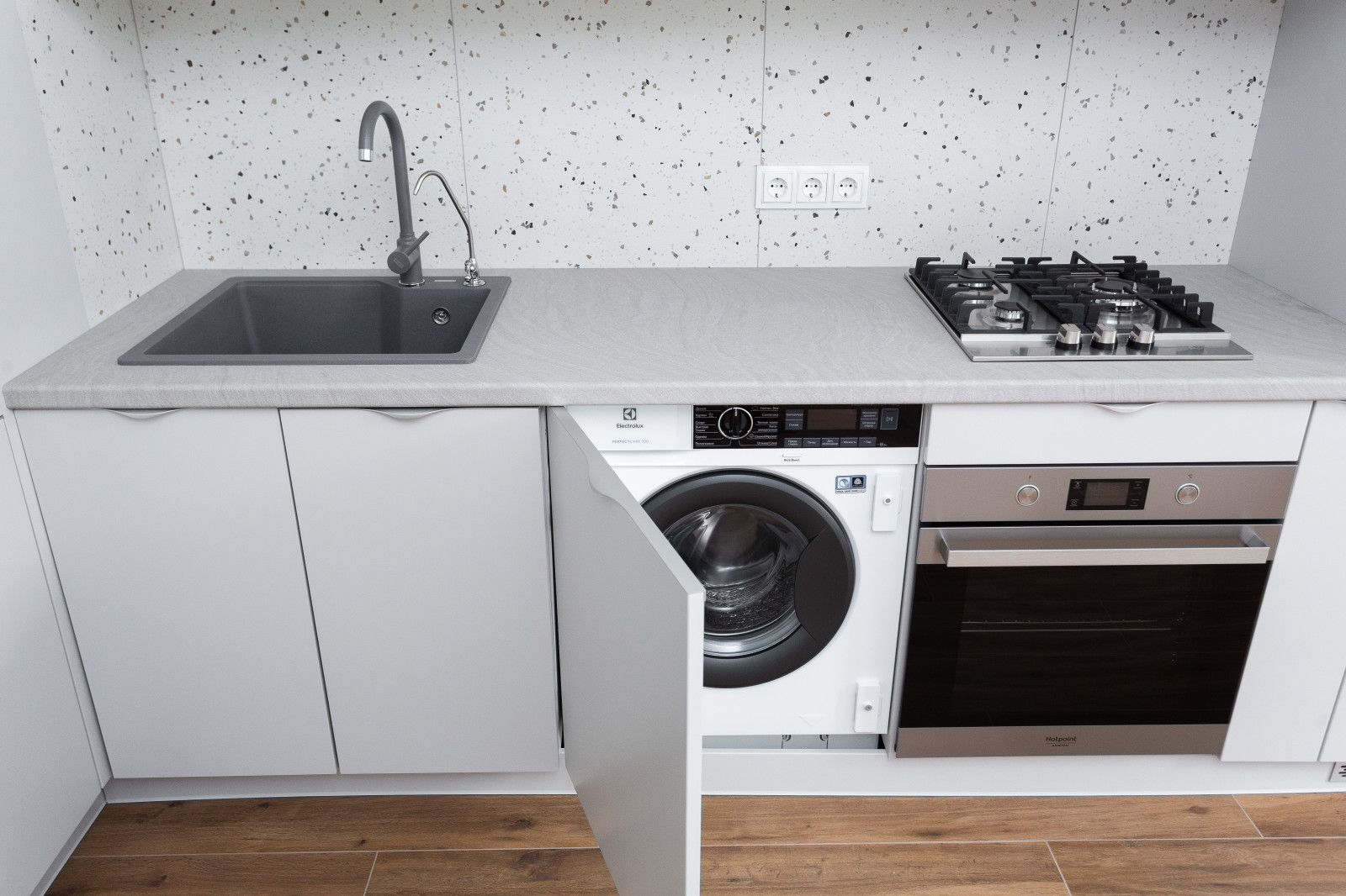 Матовая белая современная кухня