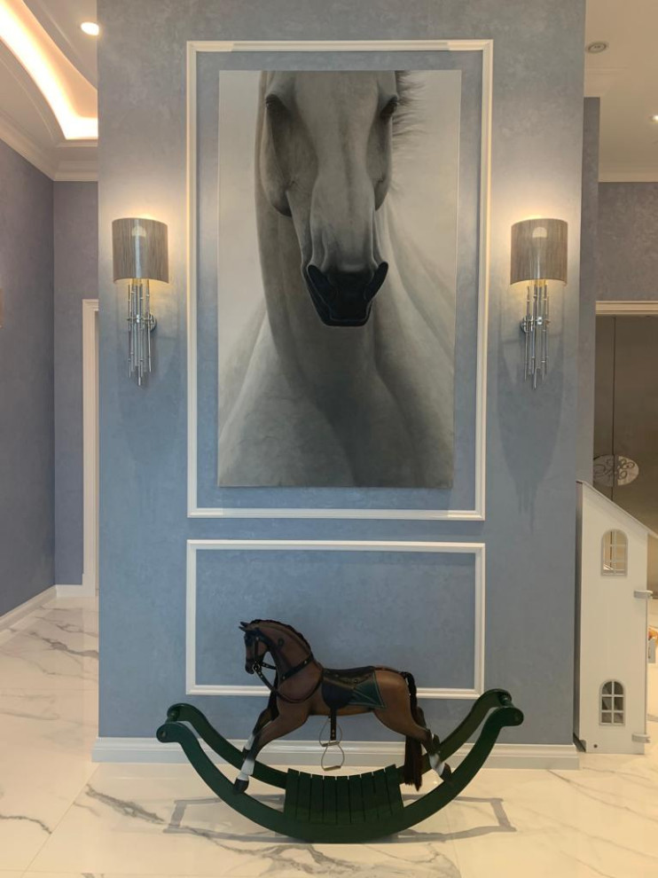 Отделка квартиры штукатуркой перламутровый песок в благородном голубом оттенке