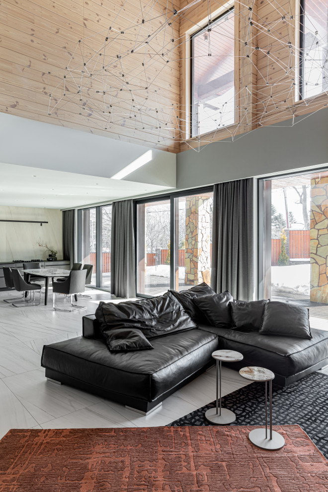 Камень внизу, дерево вверху.