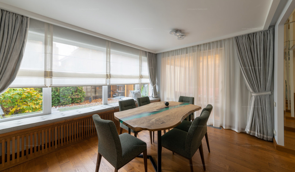 Гостиная с мягким подоконником и римскими шторами