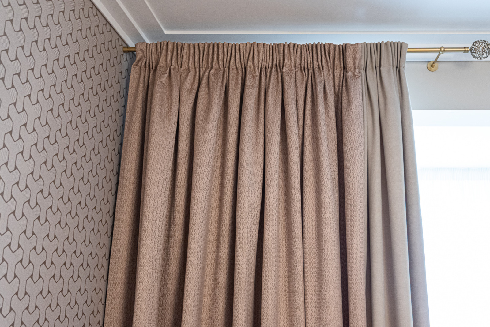 Стачные шторы на заказ в спальне