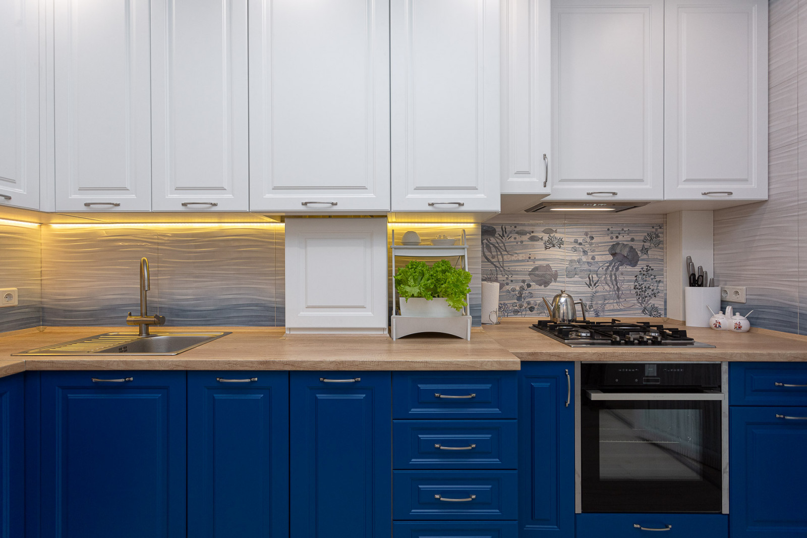 Белая кухня в стиле неоклассика