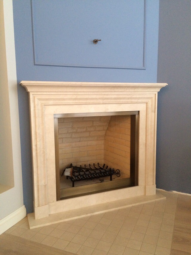 Классический камин из мрамора Crema Marfil