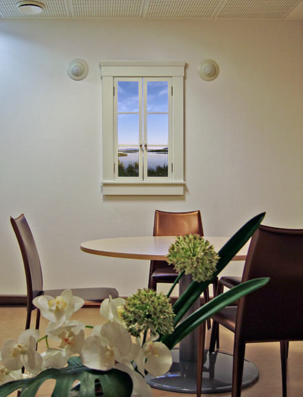 Волшебное чувство пространства с виртуальными окнами на потолке и стенах.