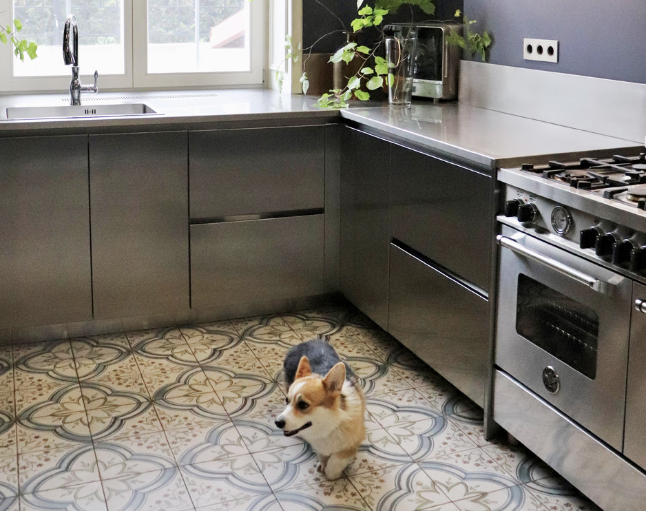 Основная кухня в доме в английском стиле, поселок Park Ville