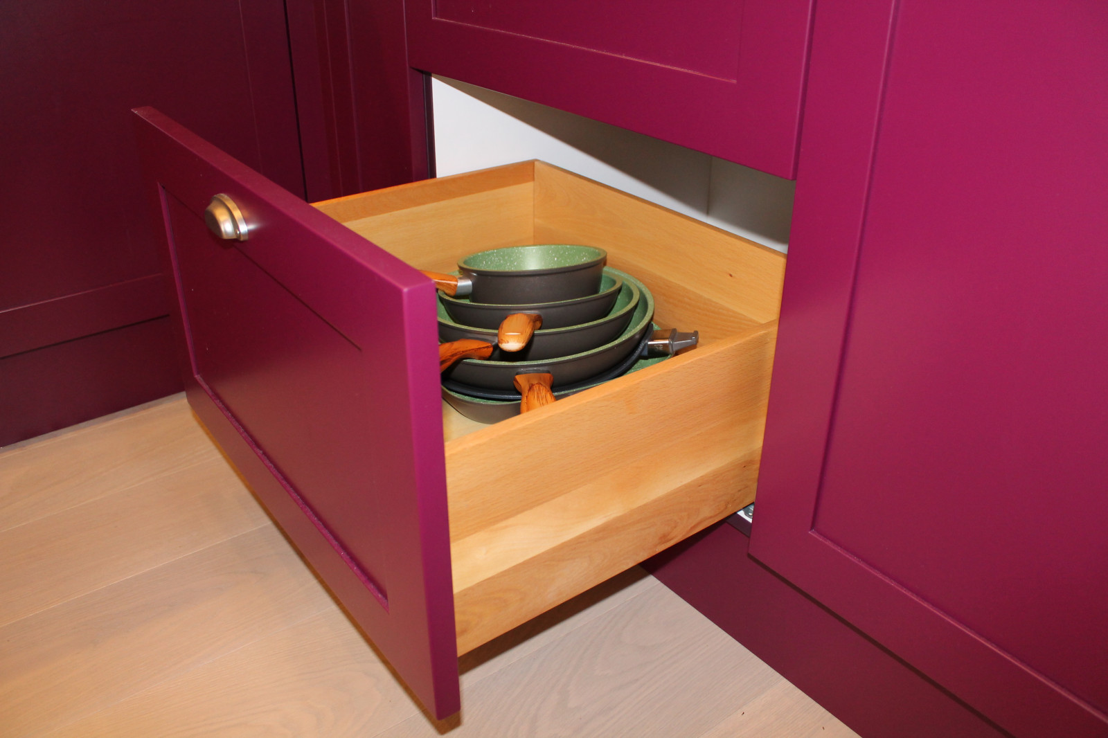 Фартук и столешница из одного материала.