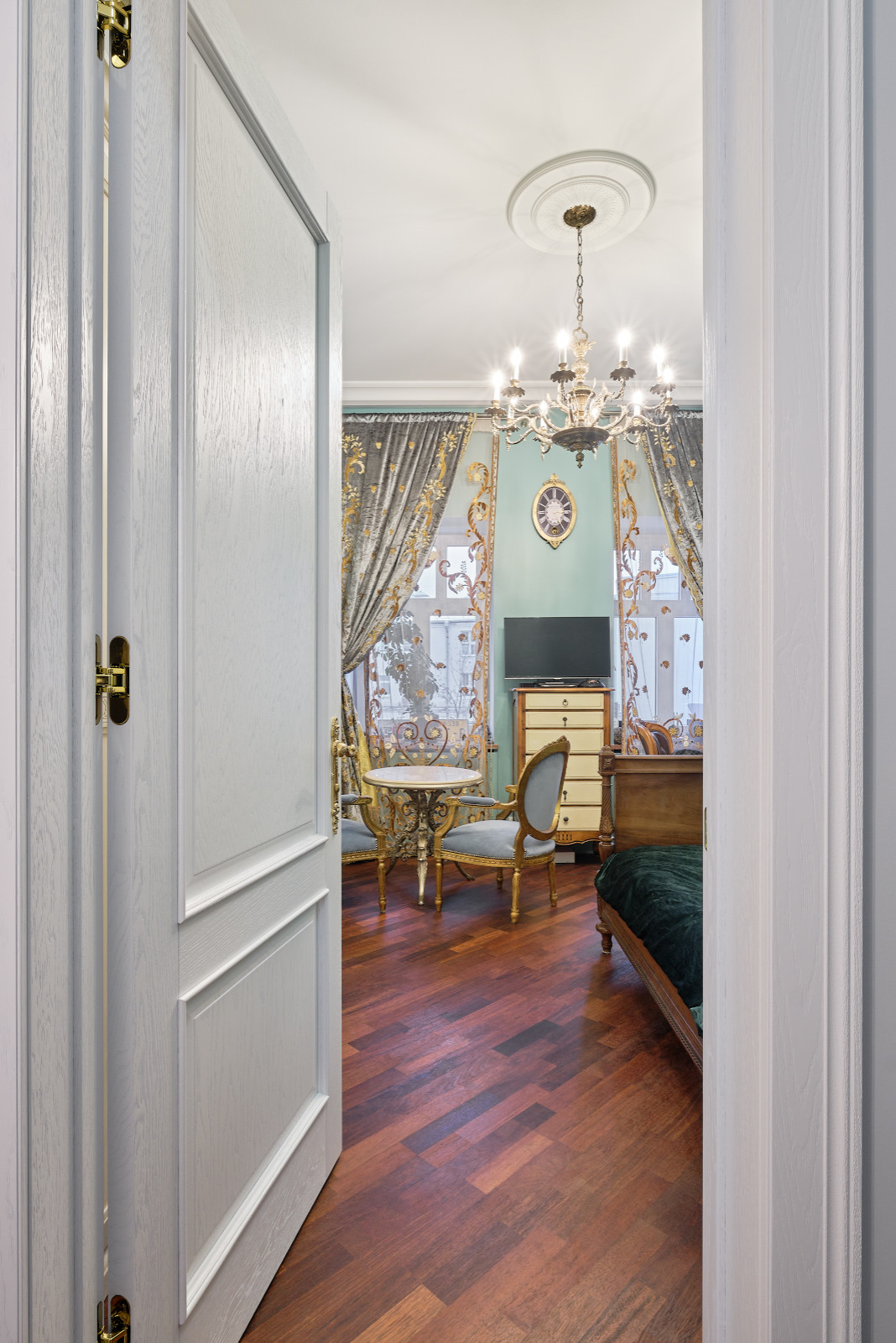 Классический интерьер с Орлеаном в отделке дуб