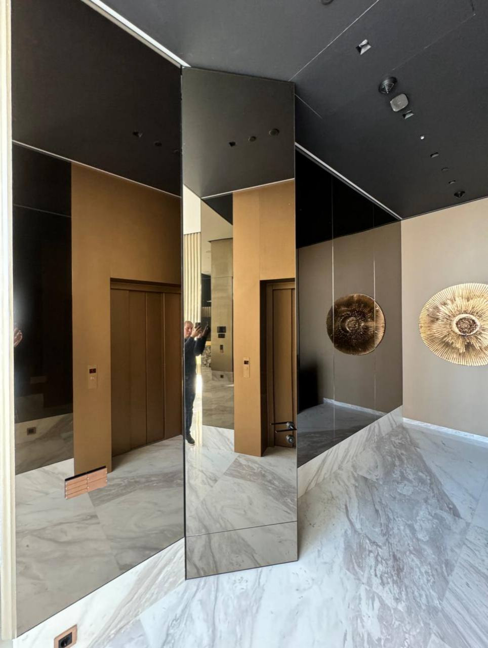 Зеркальные панели со скрытой дверью