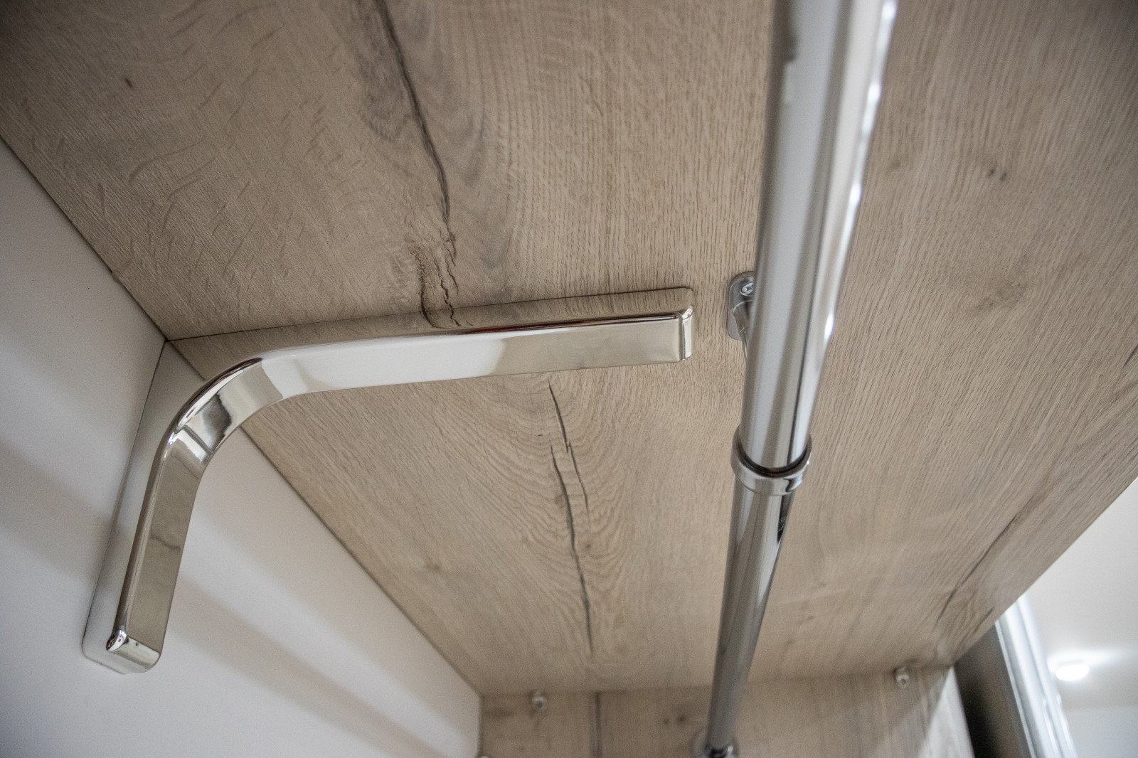 Гардеробная комната на цокольном этаже