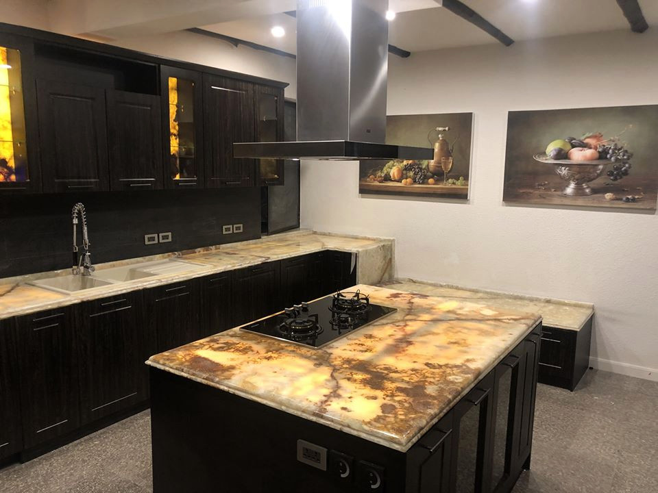 Private villa Phoenix Golf Club - Kitchen with natural Onyx marable table-top
