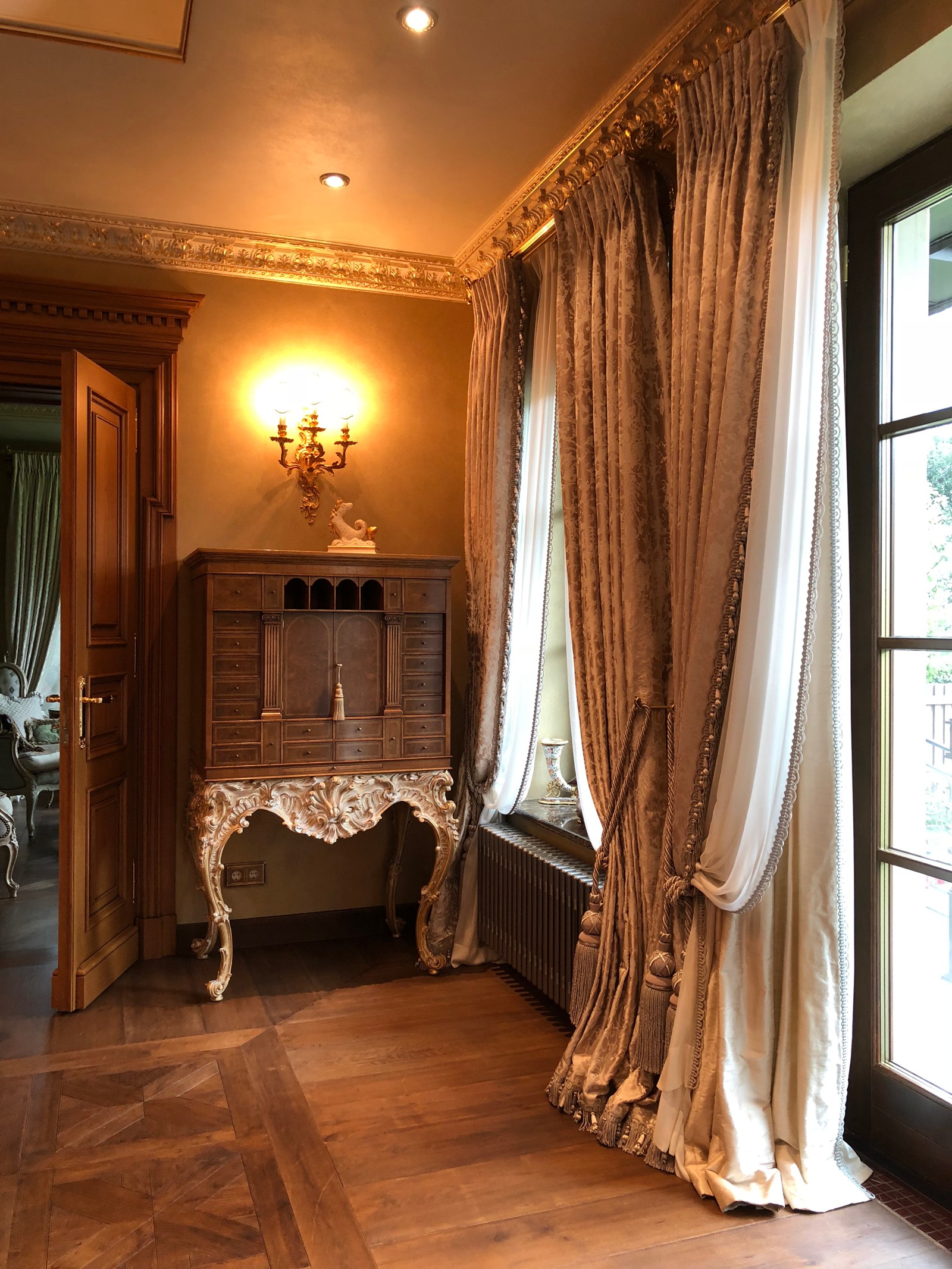 Каминный зал и Людовик 16 (название люстры)