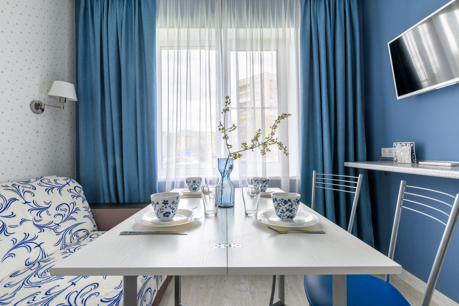 Окно и обеденная зона