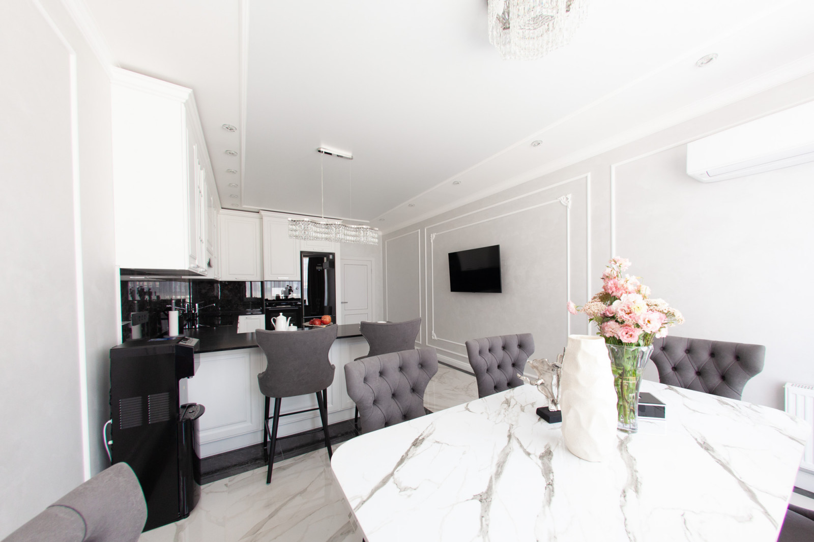 квартира в черно белых тонах