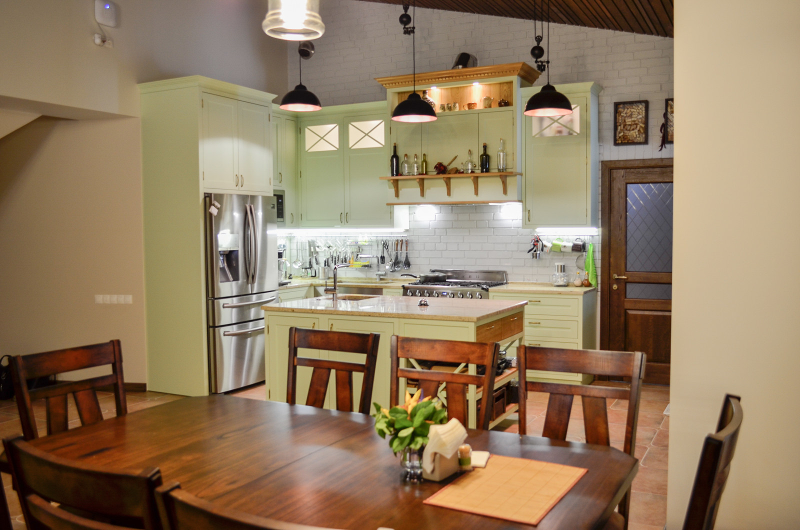 Нежно-зеленая кухня в американском стиле с островом