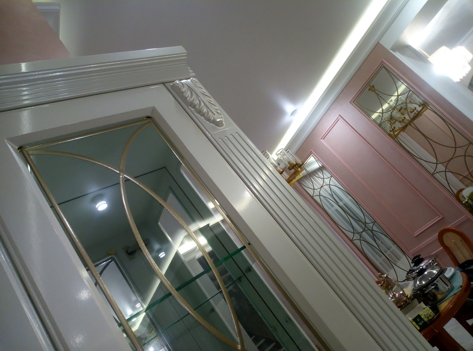 Кухня и гостиная с витринами