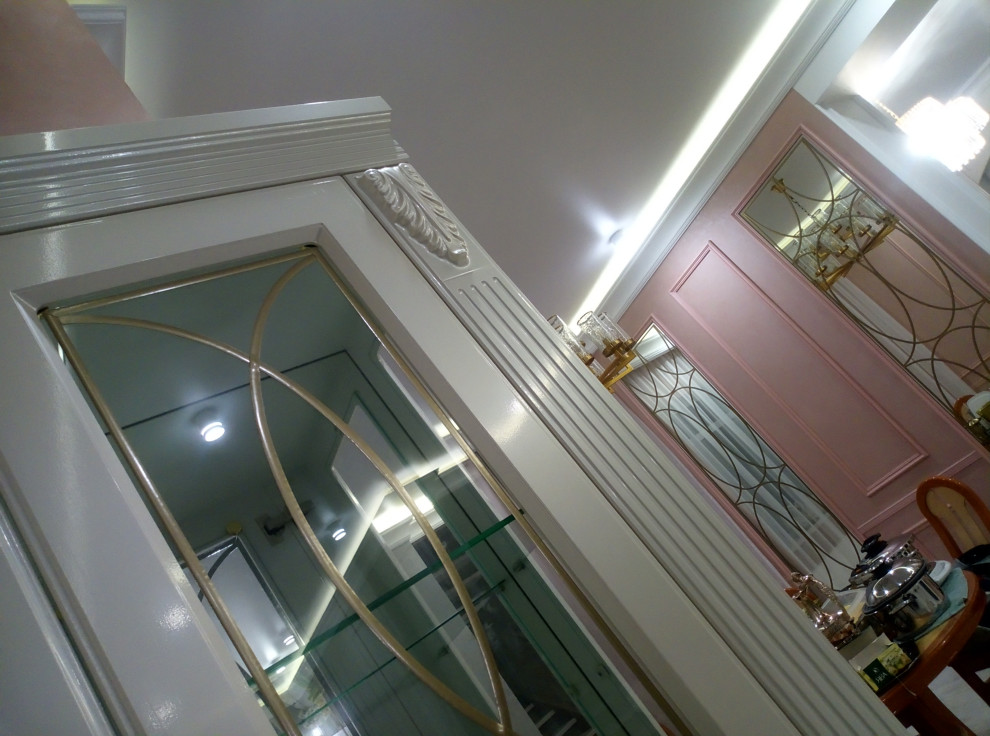 Кухня и гостиная с витринами