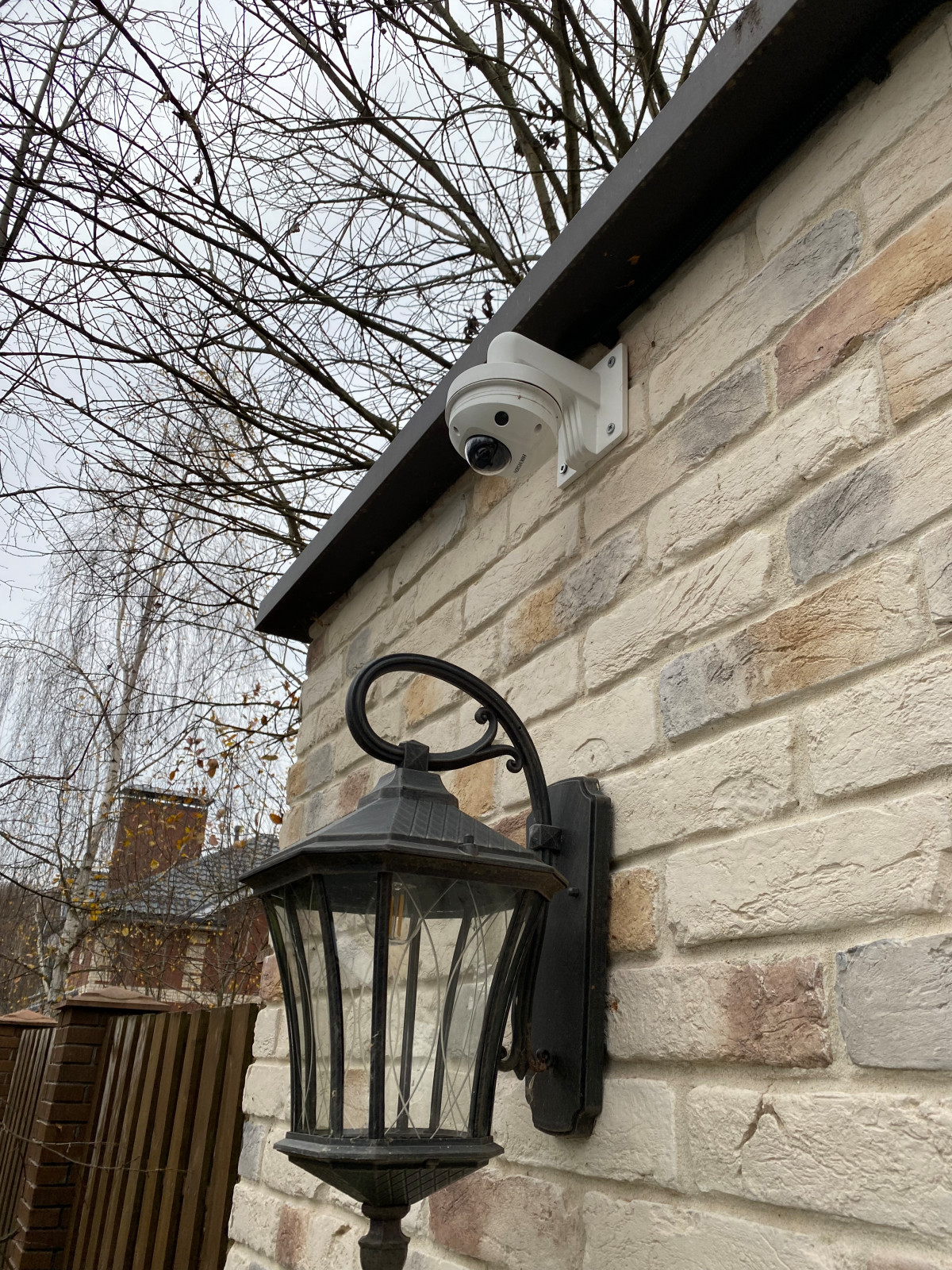 Уличная камера DS-2CD2543G0 на кронштейне