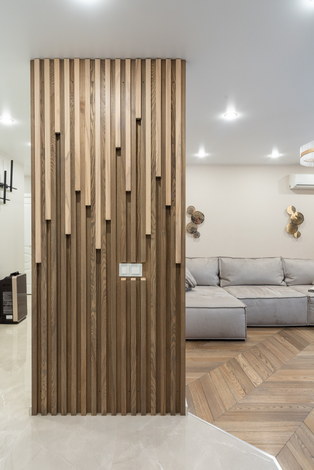 Стена с торцевой подсветкой - Ясень