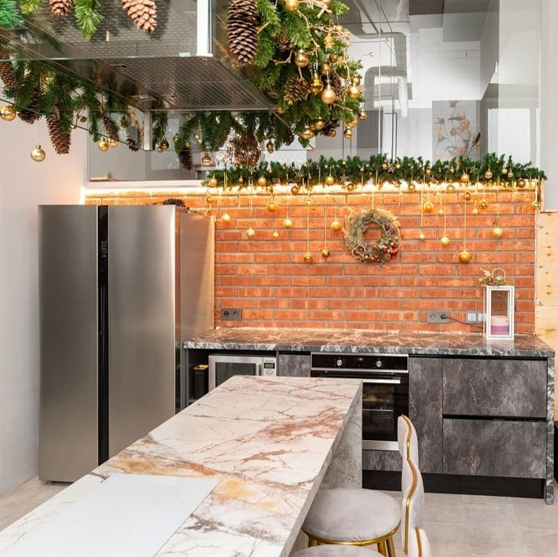 Кухня с островом в загородном доме в стиле лофт