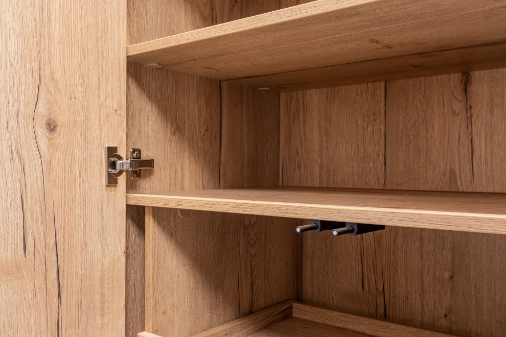 Распашной шкаф с системой открывания дверей Tip-on BLUM