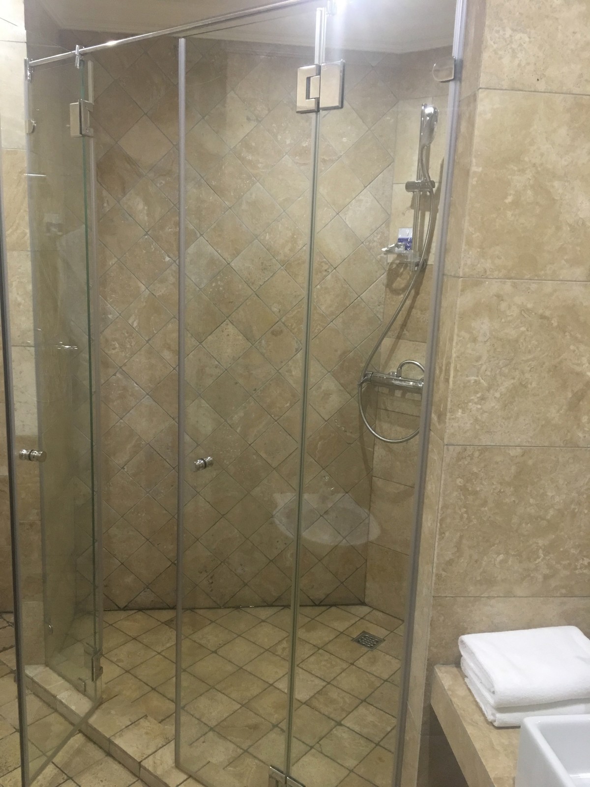 Обложка проекта: Травертин в ванной комнате