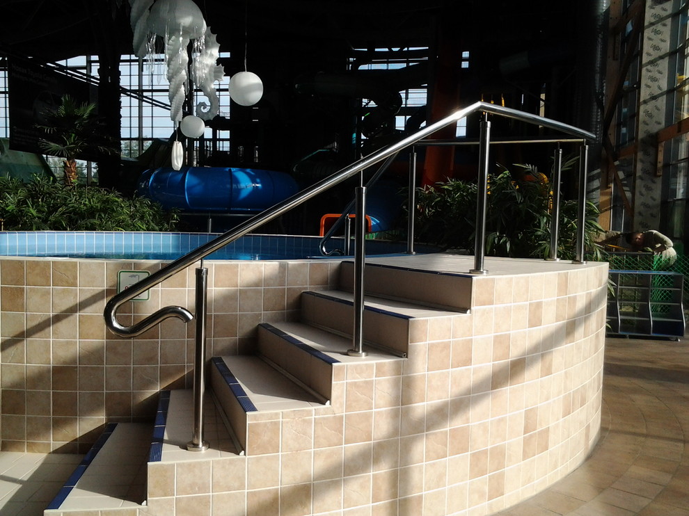 Перила из нержавейки в аквпарке.