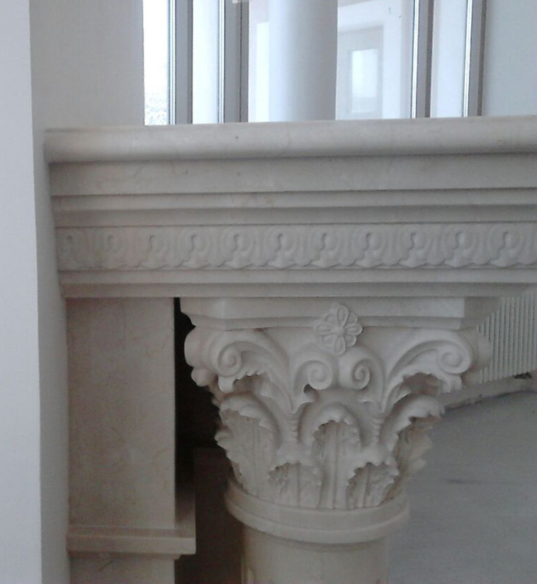 Резной каминный портал с круглыми колоннами