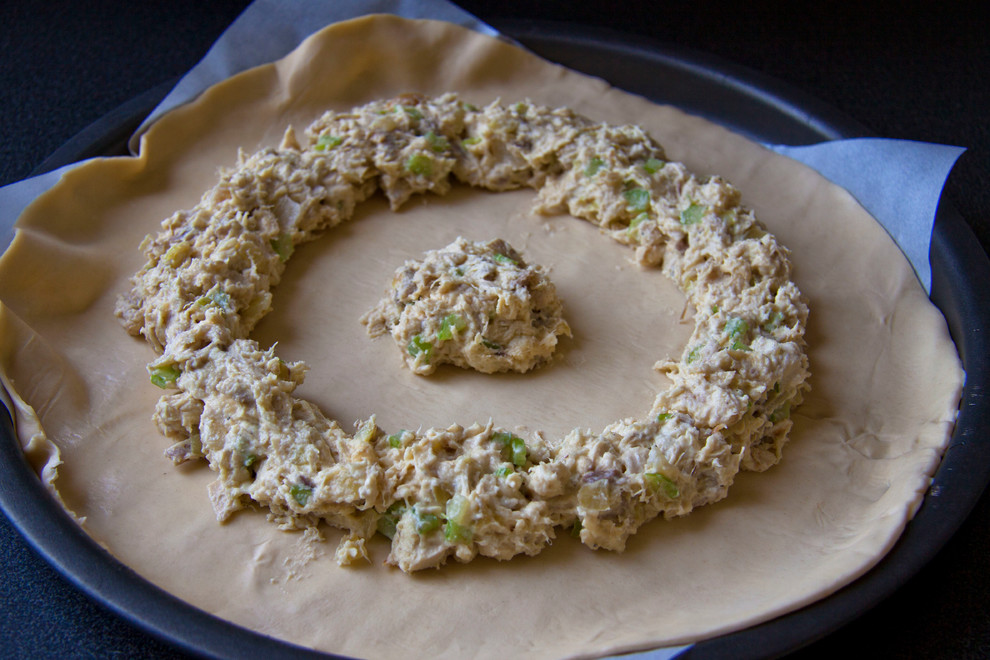 DIY: Пирог-солнце из слоеного теста, сыра и овощей