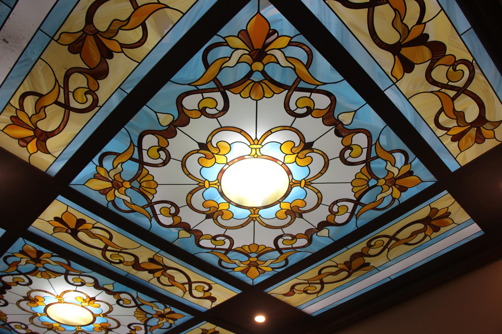 Обложка проекта: Витражный потолок с готическим рисунком.