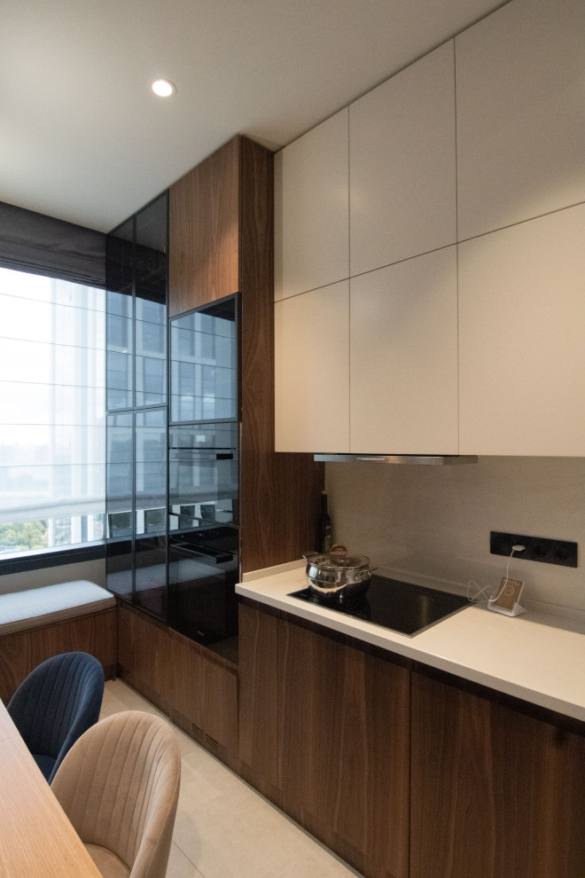 Кухня в стиле минимализм с фасадами под "темное дерево"