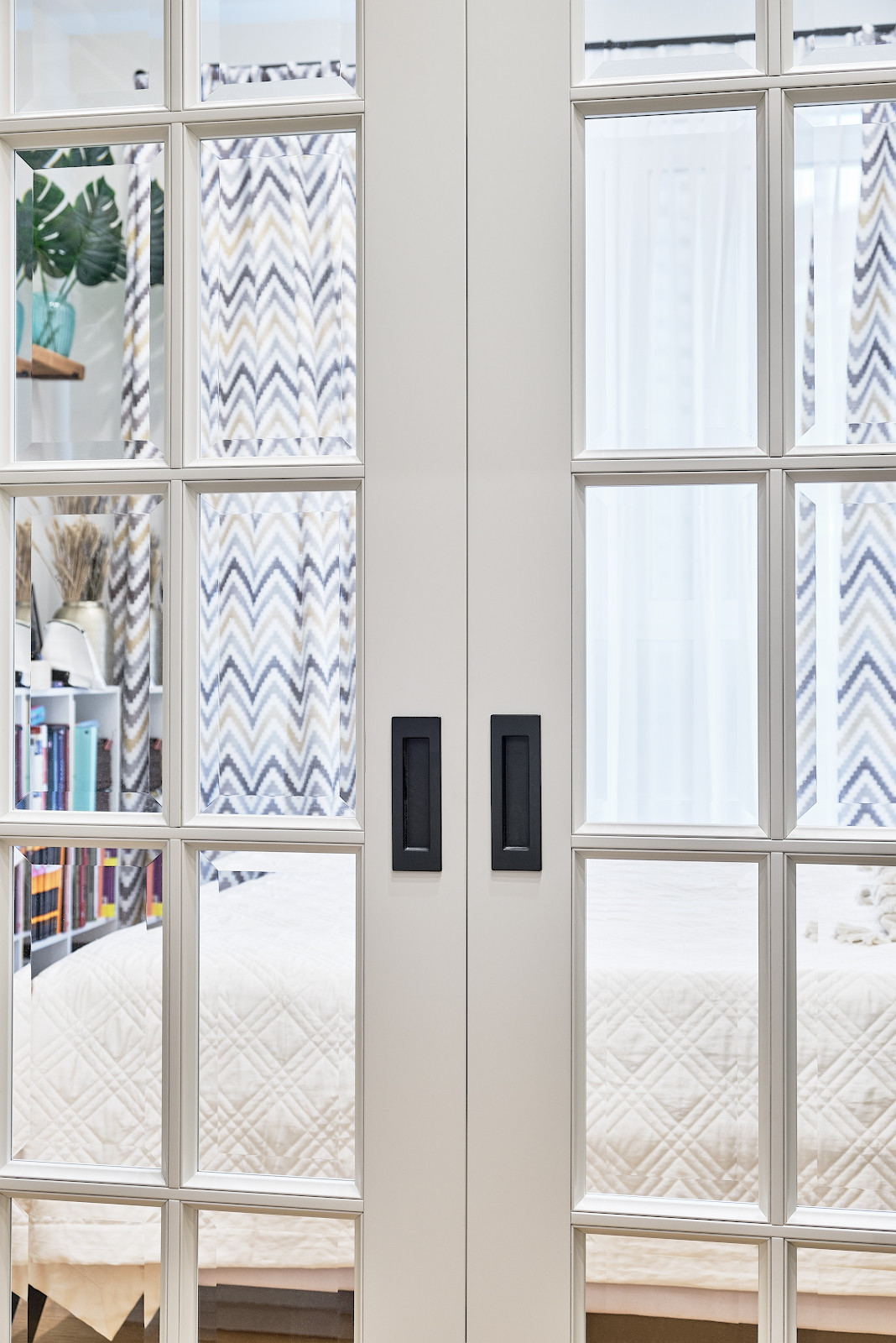 Кантри Г-2 Ral 9010 в квартире современного стиля