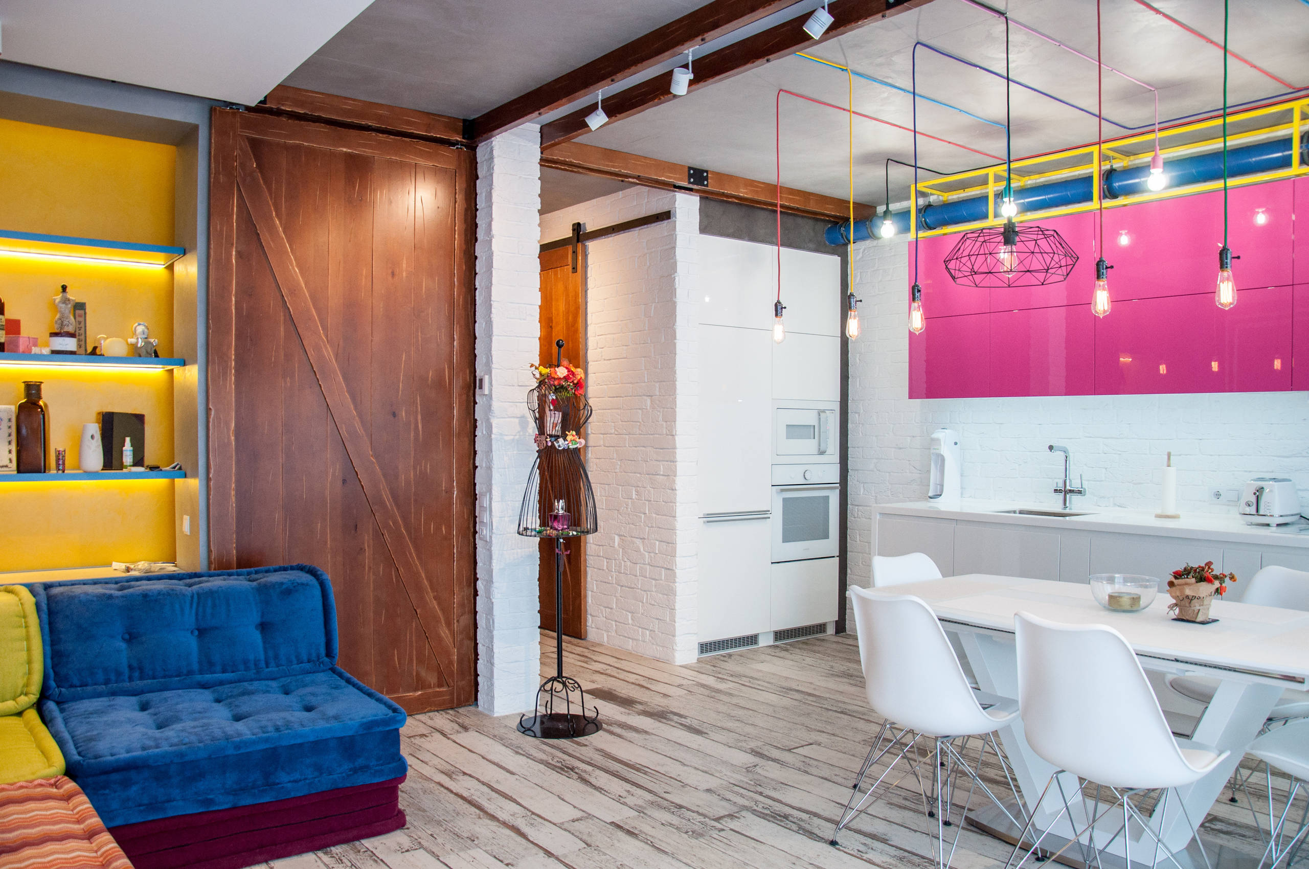 Houzz Украина: Лофт с полицейским зеркалом для танцовщицы