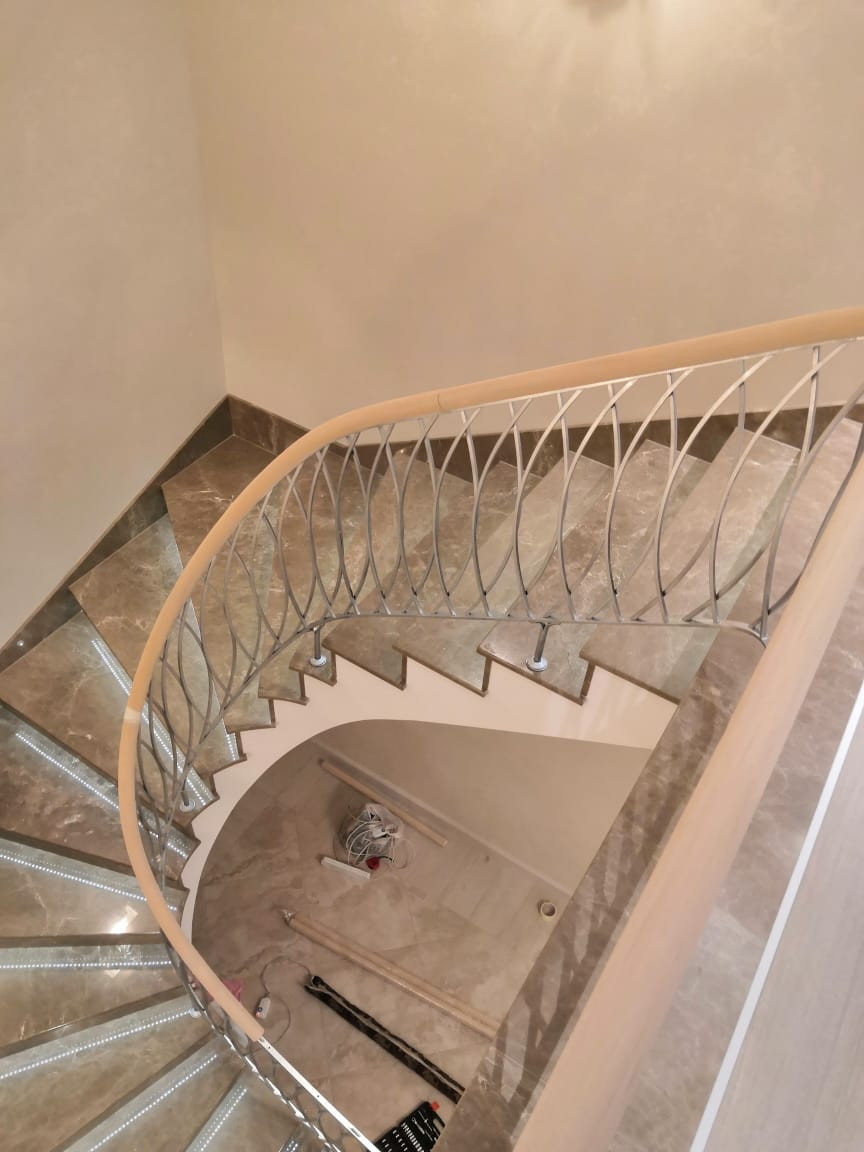 Обложка проекта: Бетонная лестница с авторским кованным радиусным ограждением