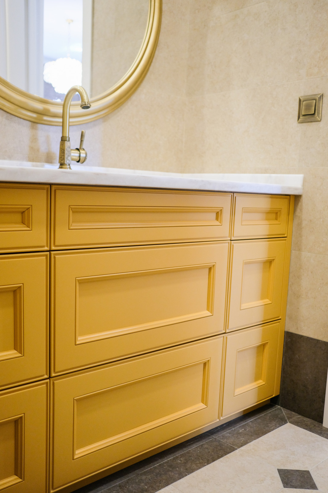 Желтая тумба в ванную