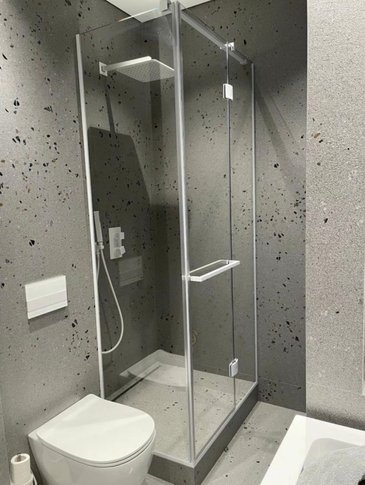 Душевое ограждение с распашной створкой