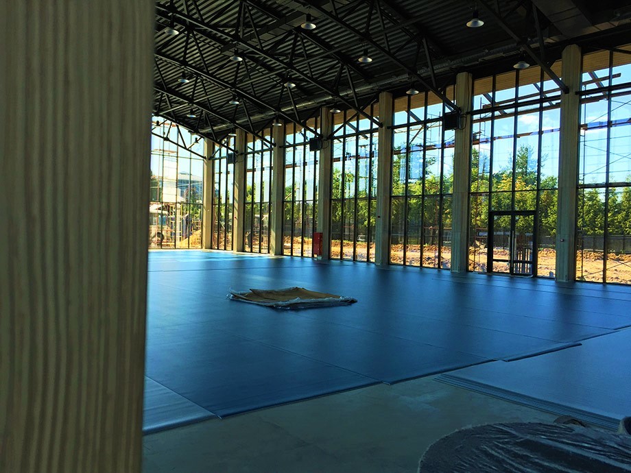 МОНТАЖ ПЛАНКЕНА НА ТЕННИСНОМ КОРТЕ.