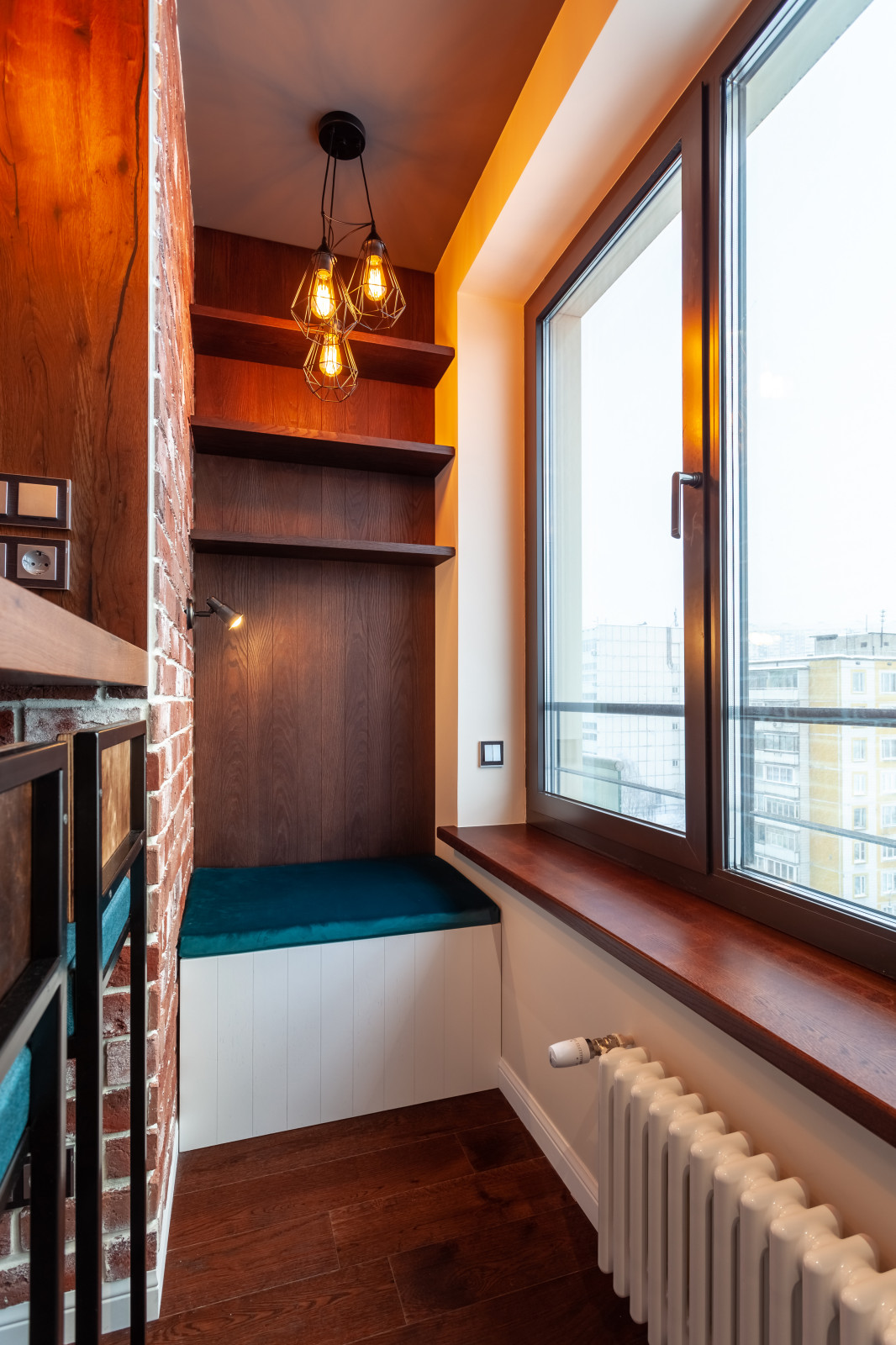 Диванчик с системой хранения, мягкой подушкой в качестве сидения и полки