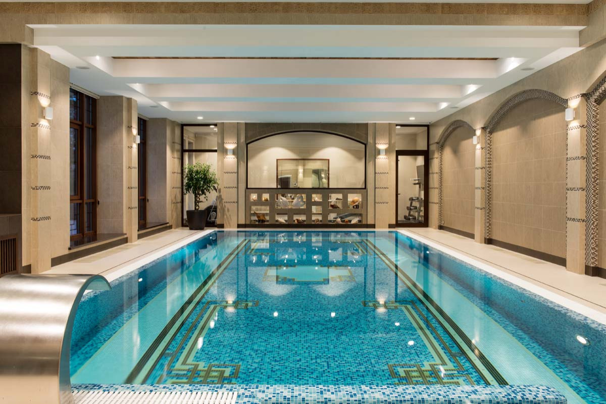 Частный бассейн в загородном доме